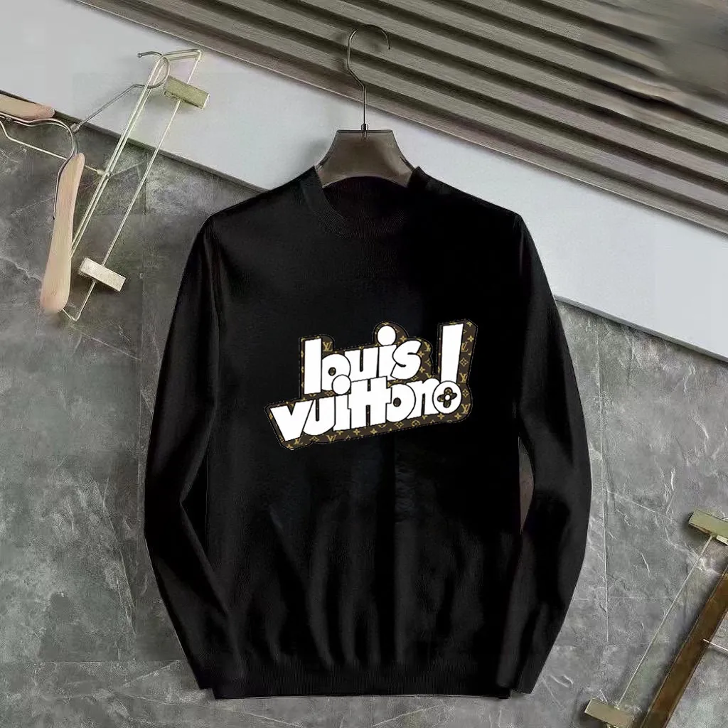 🅿️240 【LV Louis Vuitton】Autumn and winter classic round neck pullover sweater, in full condition! ! ! Wool blended fabric, the latest model in 2025, golden ratio! ! Slim-fitting soft gold, versatile and practical item, the combination and practicality are extremely powerful, simple and elegant, and classy! To create your own style, it is highly recommended to buy it in two colors. The standard slim fit tailoring process is suitable for both young and old men. It is knitted from wool and will not cause any discomfort! While keeping warm, it is stylish, textured and wearable, and the classic logo with contrasting colors on the chest feels in place! ! Recommended for regular customers! ! Size M-3XL (maximum wear: 190 pounds)